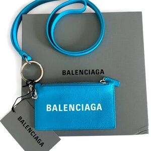 🆕 Balenciaga Logo-Print Full-Grain Leather Cardholder with Lanyard
NWT 
Blue